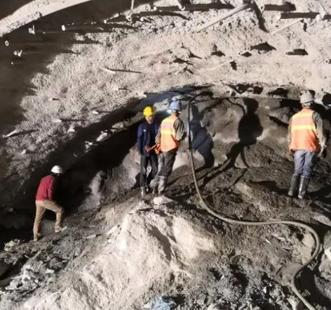 秦安隧道拱顶带模注浆料，微膨胀注浆料的特点及施工工艺